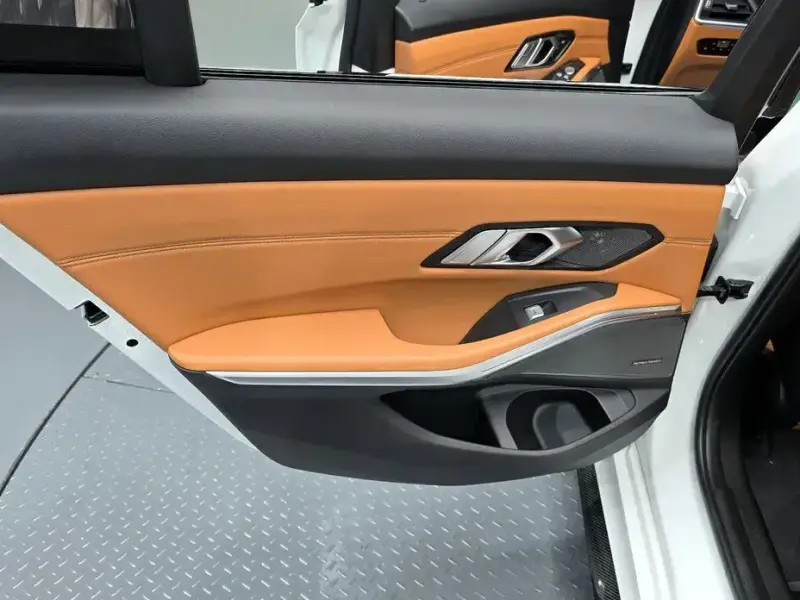 2023 BMW 3 серии с пробегом 24 557 км