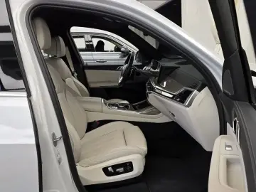 2023 BMW X7 с пробегом 30 828 км