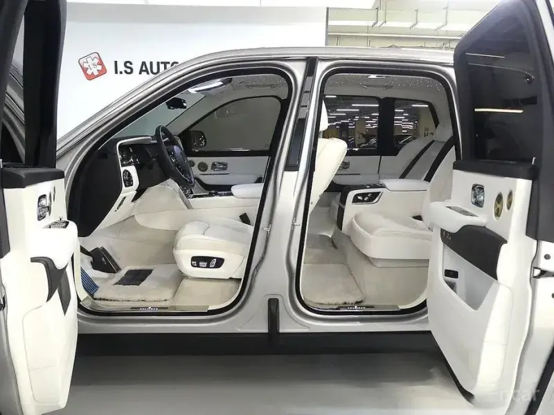 2023 Rolls-Royce Cullinan с пробегом 9 200 км