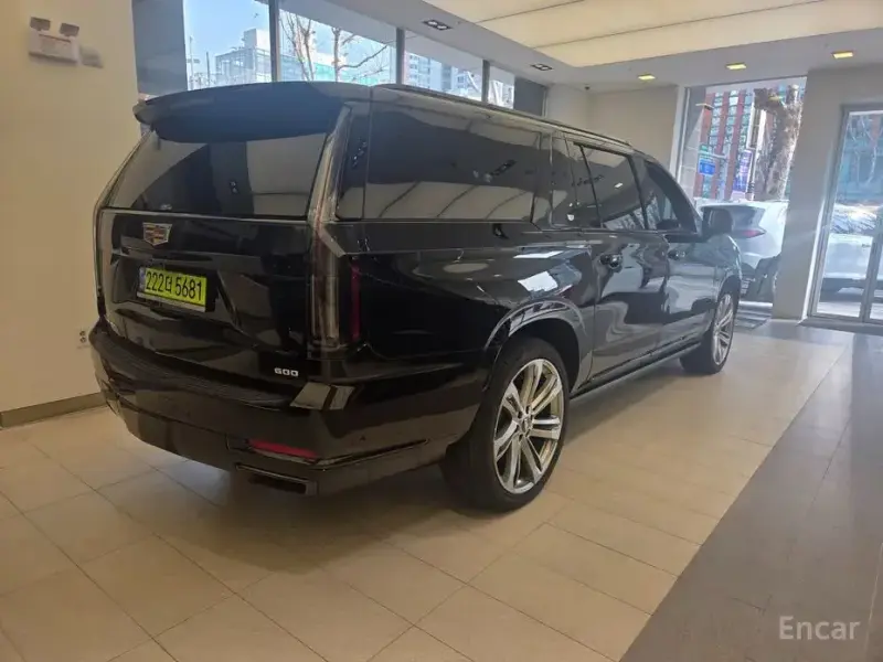 2025 Cadillac Escalade с пробегом 9 244 км