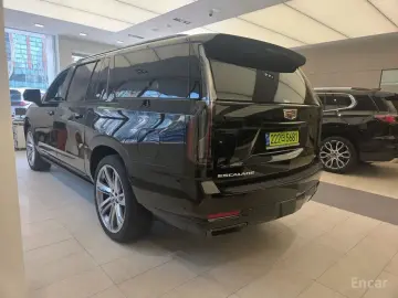 2025 Cadillac Escalade с пробегом 9 244 км