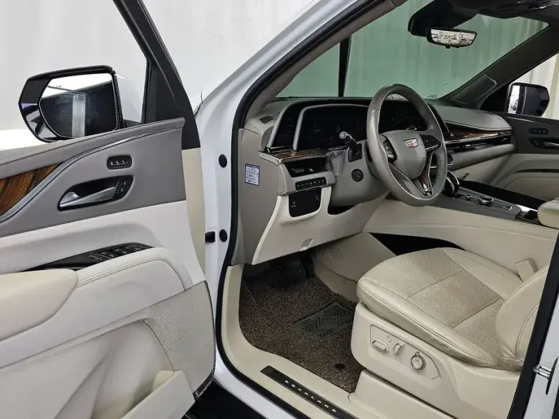 2023 Cadillac Escalade с пробегом 49 418 км