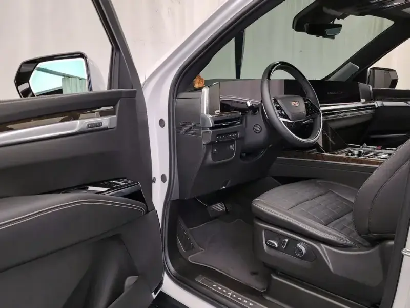 2025 Cadillac Escalade с пробегом 14 837 км