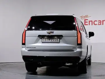 2025 Cadillac Escalade с пробегом 5 888 км