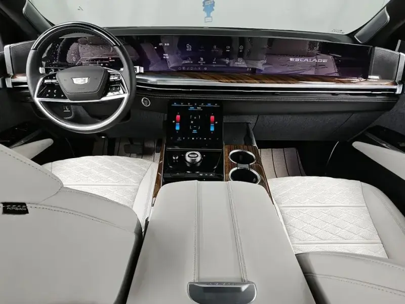 2025 Cadillac Escalade с пробегом 5 888 км