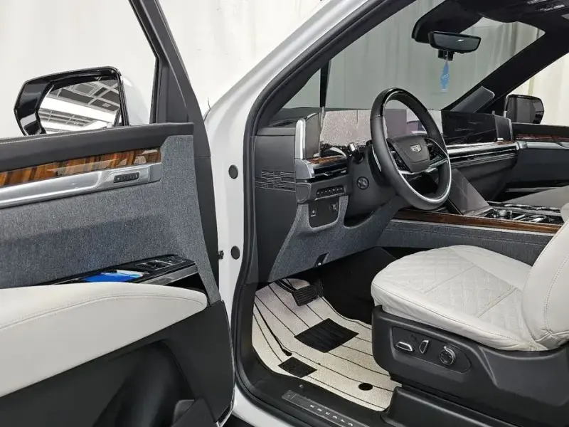 2025 Cadillac Escalade с пробегом 5 888 км
