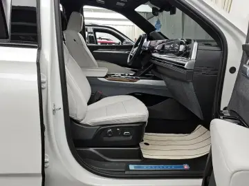 2025 Cadillac Escalade с пробегом 5 888 км