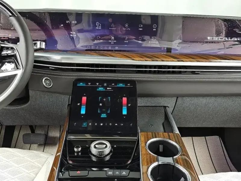 2025 Cadillac Escalade с пробегом 5 888 км