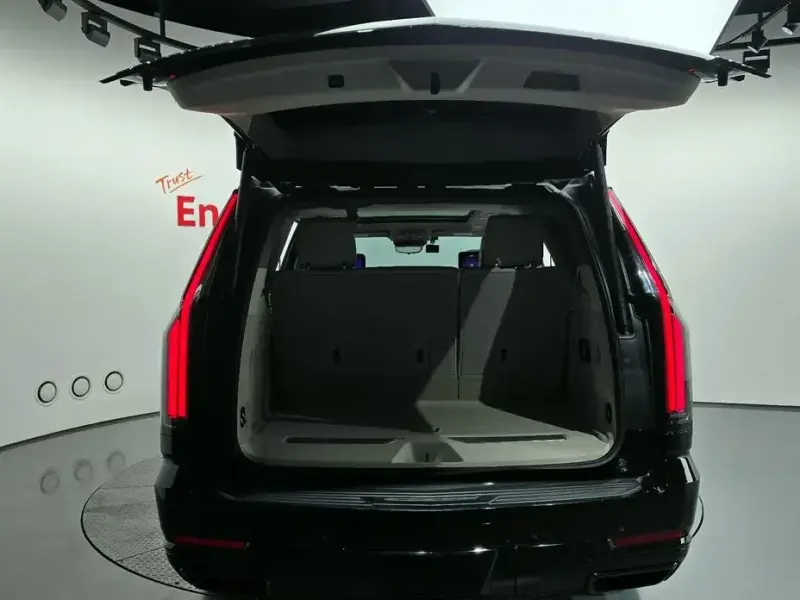 2025 Cadillac Escalade с пробегом 12 191 км