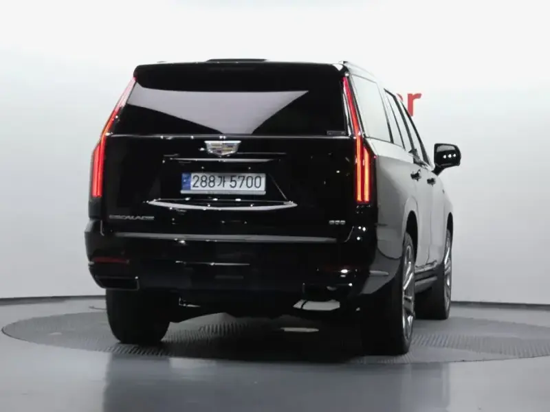 2025 Cadillac Escalade с пробегом 14 237 км