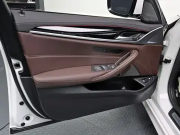 2023 BMW 5 серии с пробегом 30 582 км