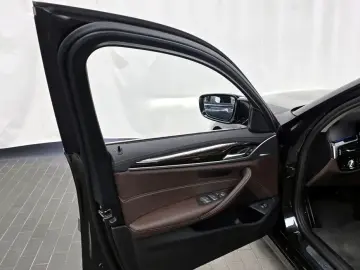 2023 BMW 5 серии с пробегом 30 522 км