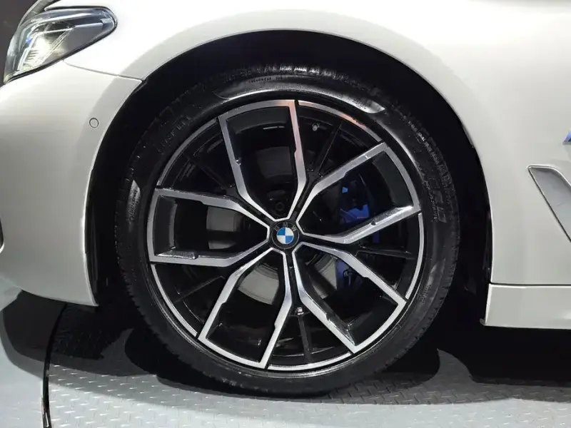 2022 BMW 5 серии с пробегом 27 096 км