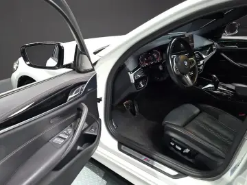 2022 BMW 5 серии с пробегом 27 096 км