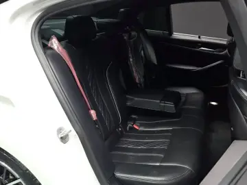 2022 BMW 5 серии с пробегом 27 096 км