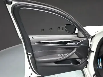 2022 BMW 5 серии с пробегом 27 096 км
