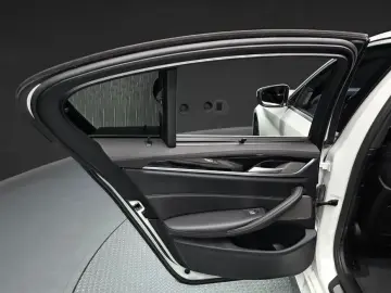 2022 BMW 5 серии с пробегом 27 096 км
