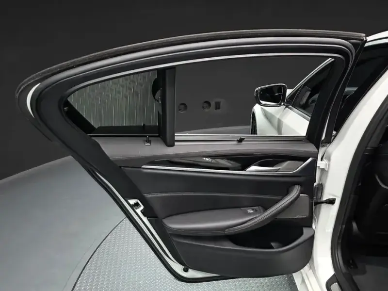 2022 BMW 5 серии с пробегом 27 096 км