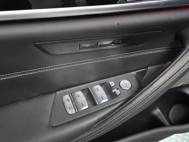 2022 BMW 5 серии с пробегом 27 096 км