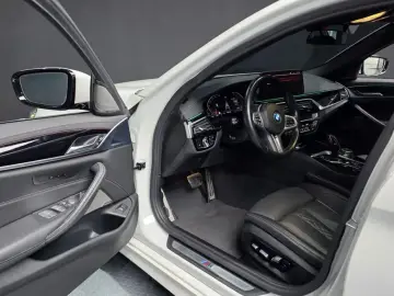 2022 BMW 5 серии с пробегом 44 056 км