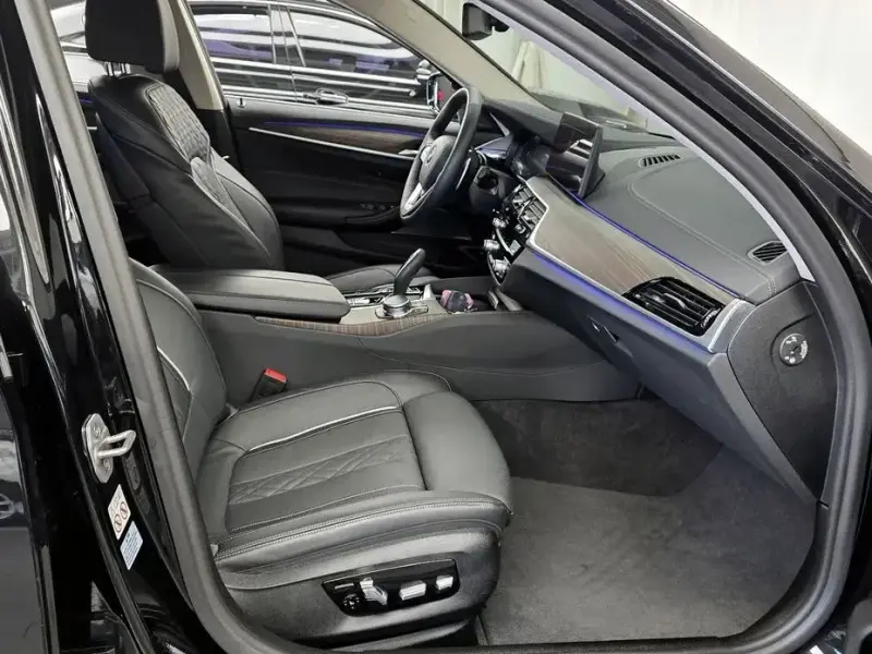 2022 BMW 5 серии с пробегом 13 883 км