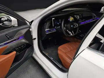 2024 BMW 7 серии с пробегом 12 930 км