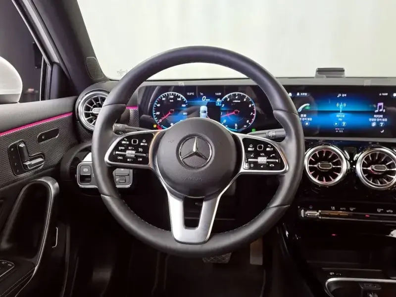 2022 Mercedes-Benz A-Класс с пробегом 10 555 км