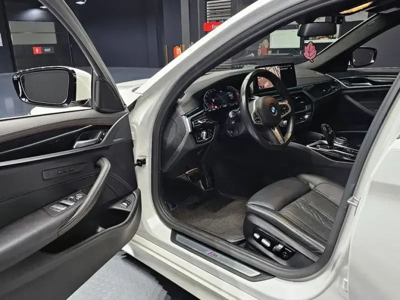 2021 BMW 5 серии с пробегом 128 493 км
