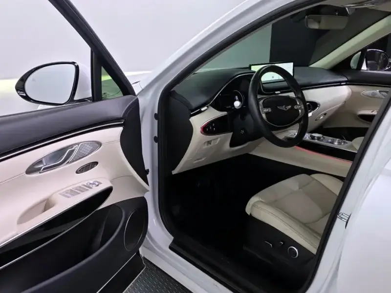 2022 Genesis GV70 с пробегом 40 376 км