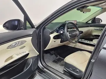 2021 Genesis GV70 с пробегом 51 000 км