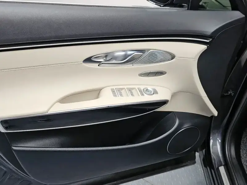 2021 Genesis GV70 с пробегом 51 000 км