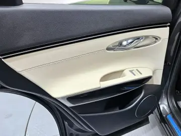 2021 Genesis GV70 с пробегом 51 000 км