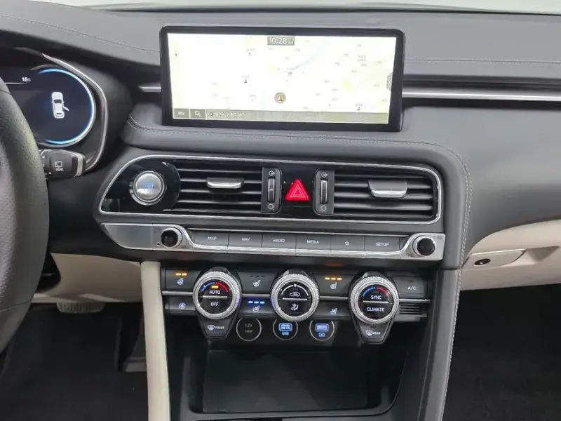2022 Genesis G70 с пробегом 18 750 км