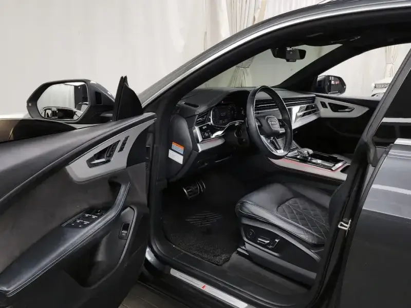 2020 Audi Q8 с пробегом 130 600 км