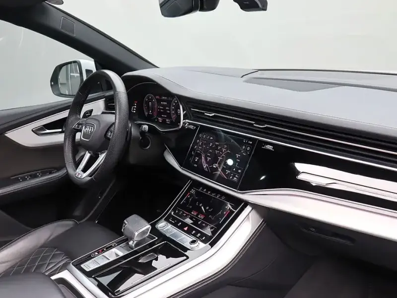 2020 Audi Q8 с пробегом 99 035 км