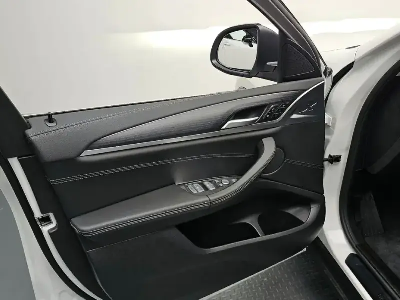 2025 BMW X4 с пробегом 4 830 км