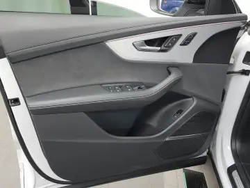2023 Audi Q8 с пробегом 22 952 км
