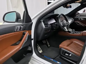 2022 BMW X6 с пробегом 130 989 км