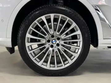2025 BMW X7 с пробегом 8 980 км