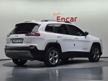 2022 Jeep Cherokee с пробегом 27 118 км