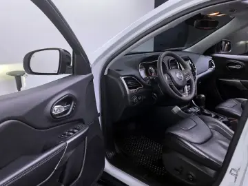 2022 Jeep Cherokee с пробегом 27 118 км