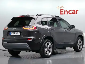 2022 Jeep Cherokee с пробегом 27 843 км