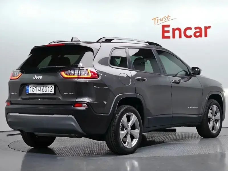2022 Jeep Cherokee с пробегом 27 843 км