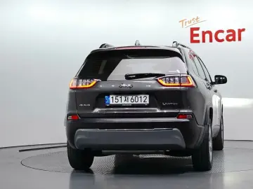 2022 Jeep Cherokee с пробегом 27 843 км