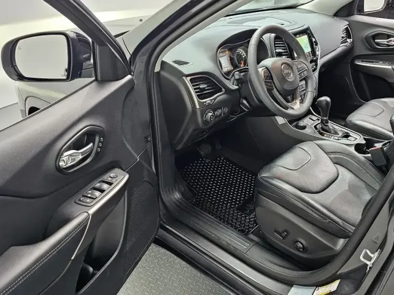 2022 Jeep Cherokee с пробегом 27 843 км