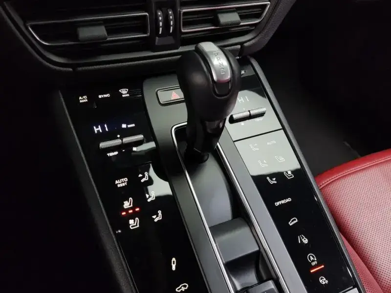 2022 Porsche Macan с пробегом 38 295 км