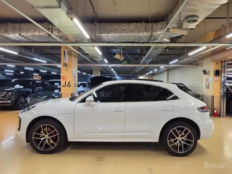 2022 Porsche Macan с пробегом 27 000 км