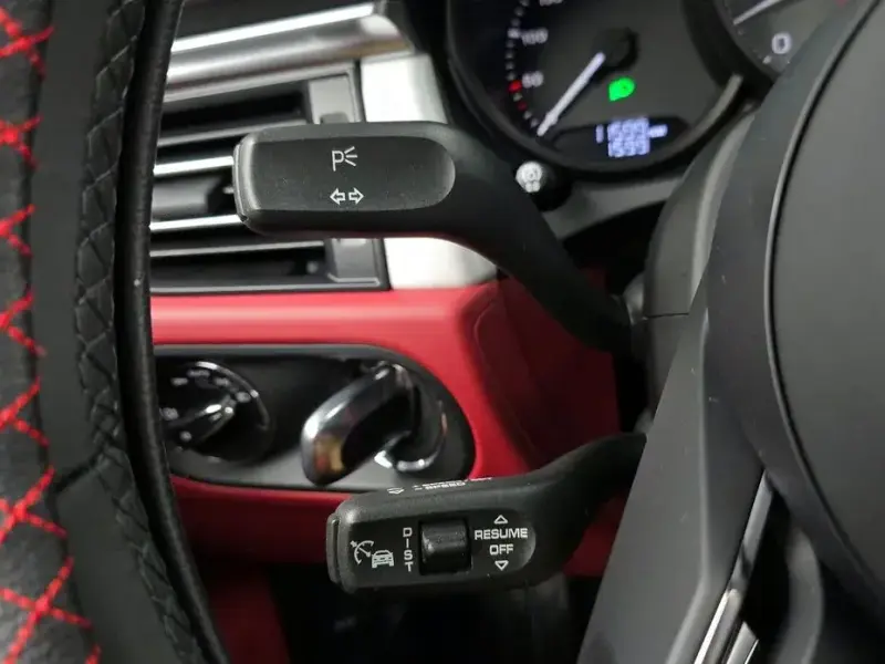2023 Porsche Macan с пробегом 11 599 км