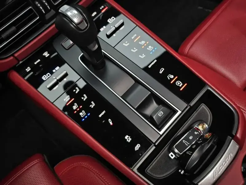 2023 Porsche Macan с пробегом 34 413 км