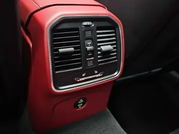 2023 Porsche Macan с пробегом 34 413 км